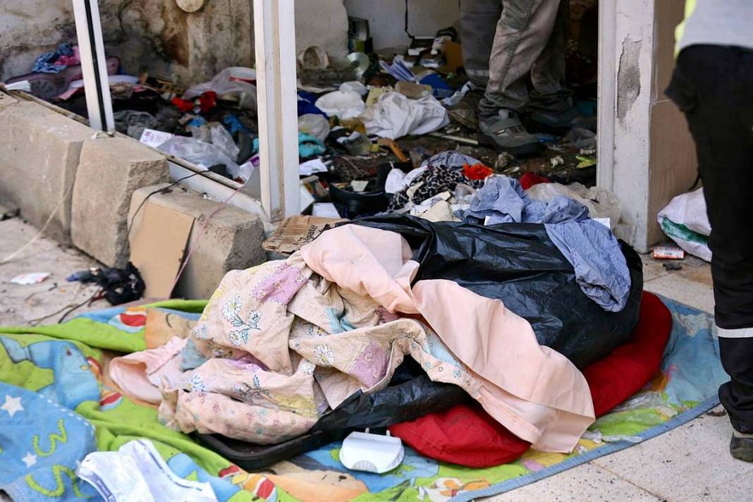 Kamyonlar yetmedi: Çöp partisi sona erdi! Apartmandan çıkanlar hayrete düşürdü 23